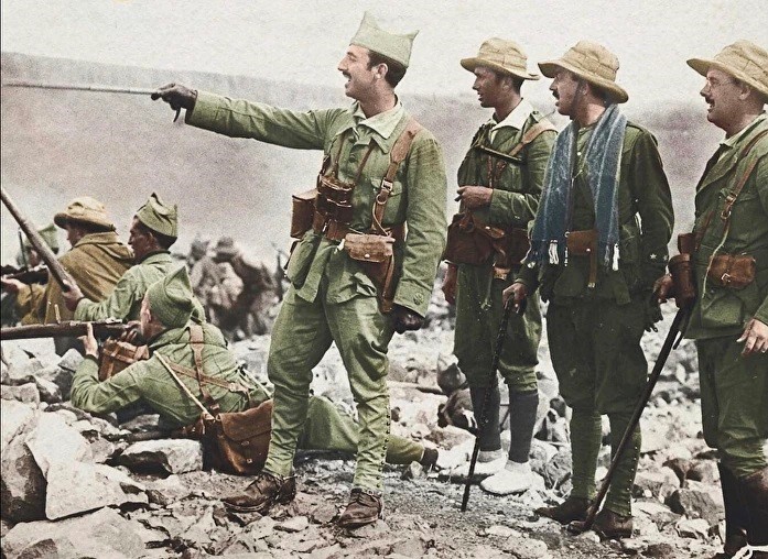 Franco, cuando todavía era comandante, al mando de una bandera