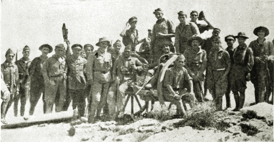 El general Saro (1) y el coronel Franco (2) fotografiados ante uno de los cañones capturados