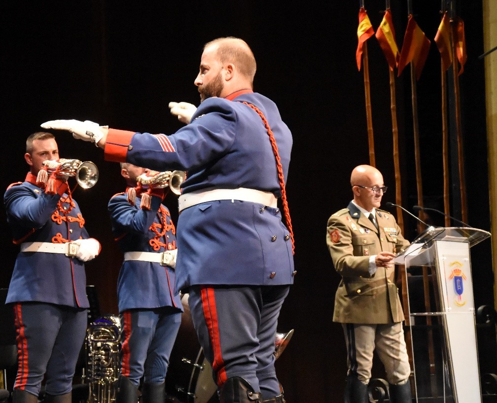 El cabo director de la banda y el cabo mayor, Enrique Golderos López