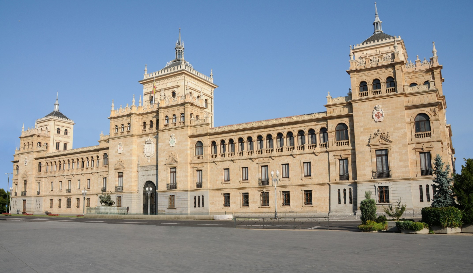 Edificio principal del acuartelamiento General Shelly de la Academia de Caballería.  Fotografía de López Brea