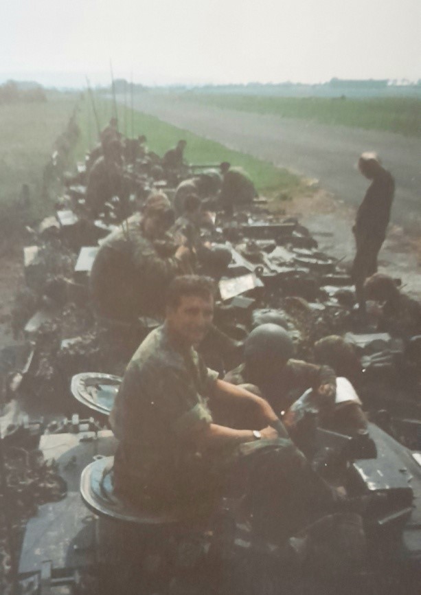 Nuestro protagonista esperando, con el resto de la unidad, a ser aerotransportado