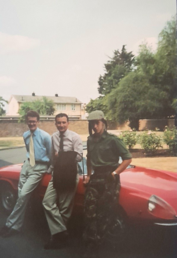 En un deportivo rojo camino de Windsor