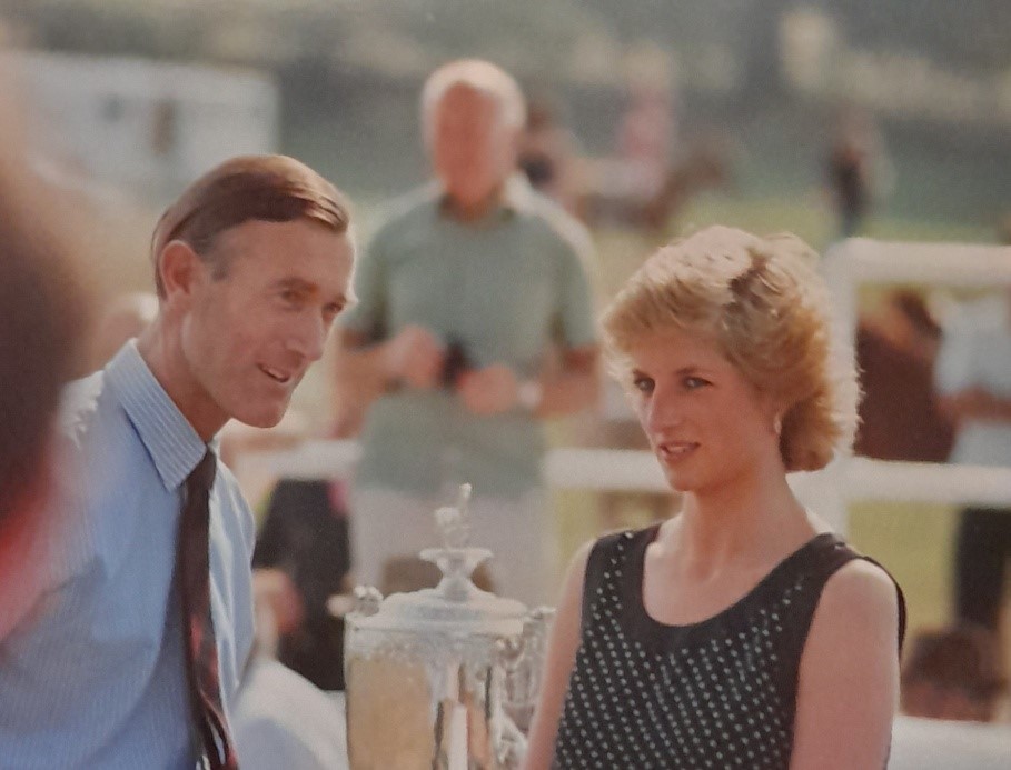 Lady Di con el trofeo de polo