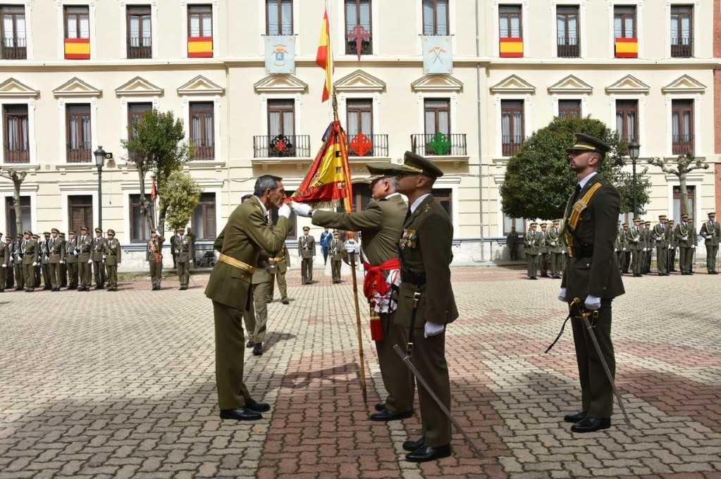 Los asistentes al acto militar de la promoción besan el estandarte