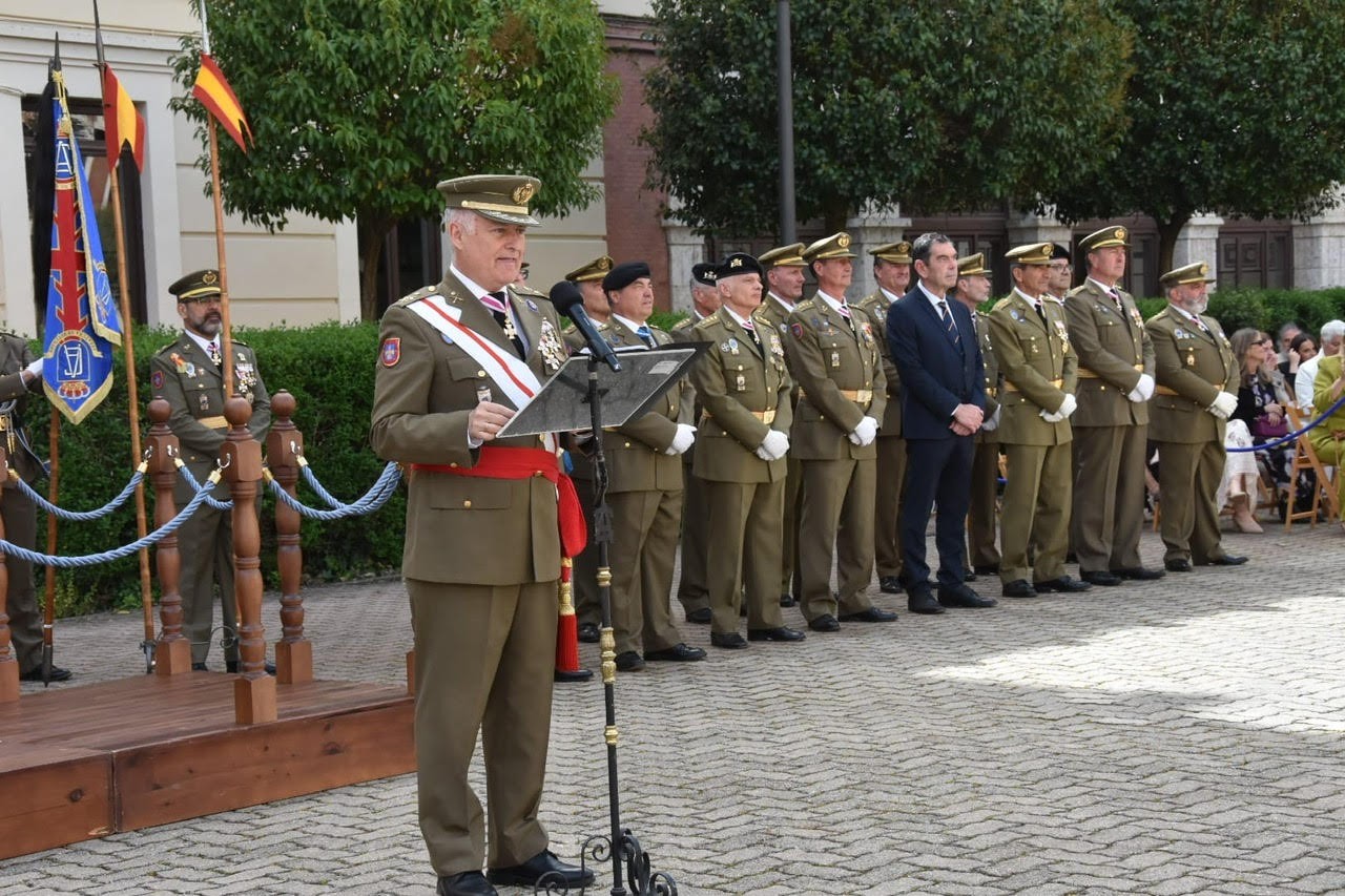 El teniente general de la Esperanza se dirige a los componentes de su promoción que asistieron al acto militar